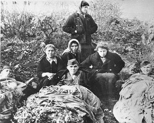 Yugoslav partisans with Jewish parachutists from Palestine.
