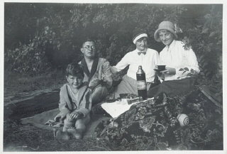 Fritz Glueckstein (left) on a picnic with his family in Berlin, Germany, 1932.