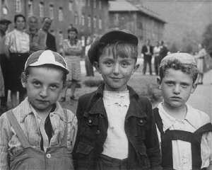 Дети в лагере для перемещенных лиц Бад-Райхенхалль.