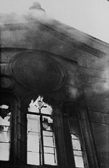 La synagogue de la Neue Weltgasse brûle au cours du pogrom de la Nuit de cristal (Kristallnacht).