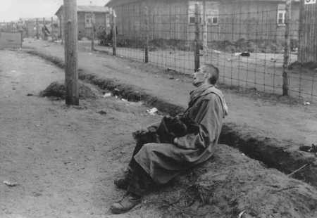 Een gevangene van het kamp Bergen-Belsen, na de bevrijding.