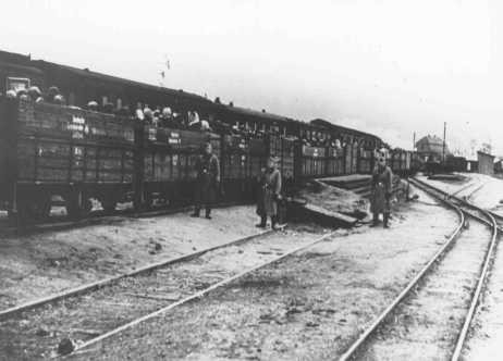 <p>German soldiers oversee the deportation of Jews from the Lodz ghetto to Chelmno. Poland, 1942.</p>