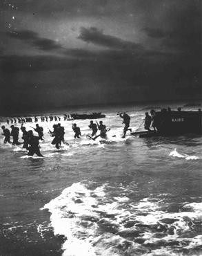 <p>American forces practice amphibious landings on a North African beach in preparation for the invasion of German-occupied France. Africa, 1944.</p>
