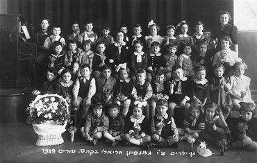 Purim portrait of a kindergarten class at the Reali Hebrew gymnasium. [LCID: 14810]
