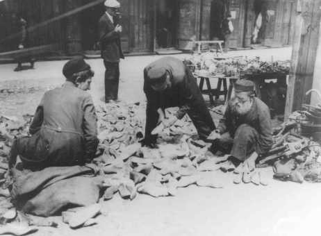  Jews trading in the Warsaw ghetto. Warsaw, Poland, wartime. [LCID: 66789]