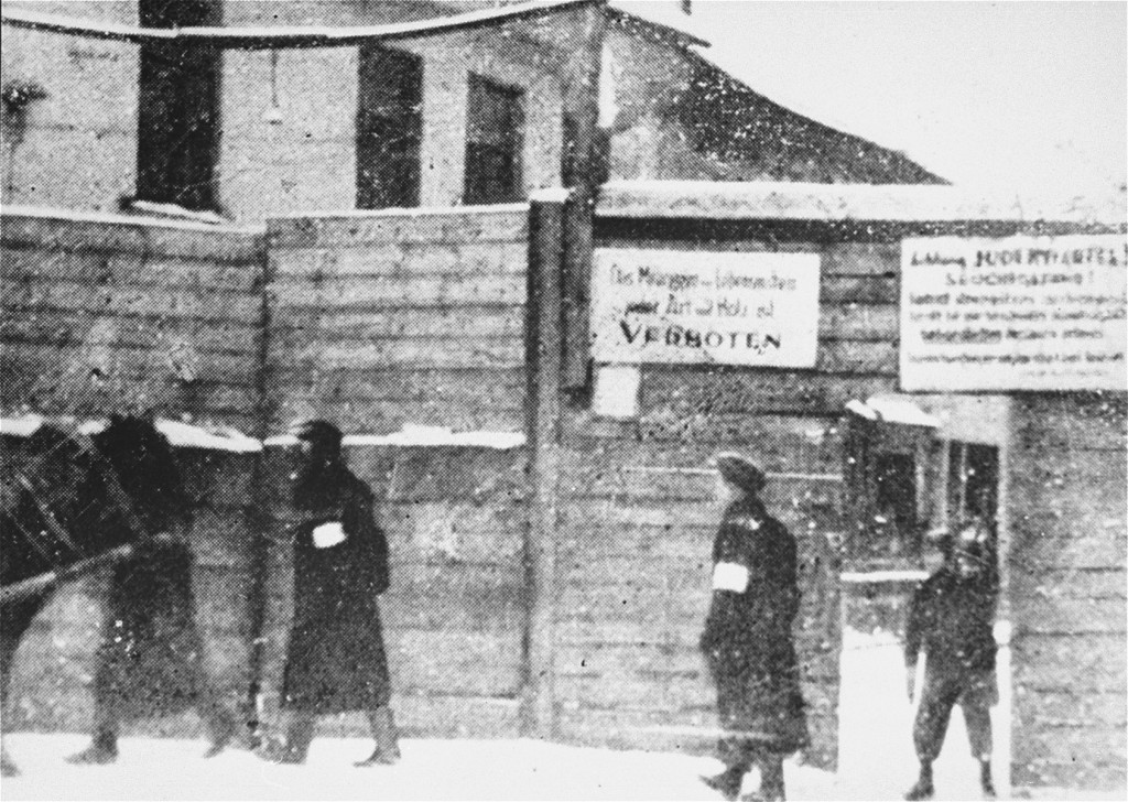 The Rudnicki Street entrance to the Vilna ghetto.1941–1942. [LCID: 76836]