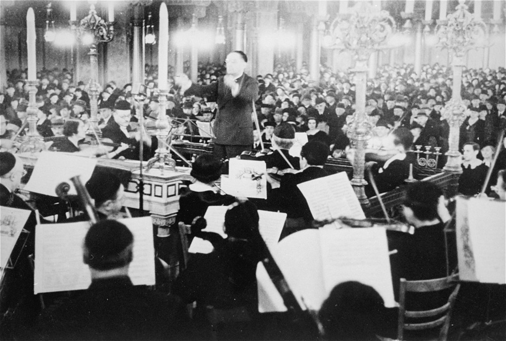 A concert in the Oranienburger Street synagogue organized by the Cultural Society of German Jews. [LCID: 63375]