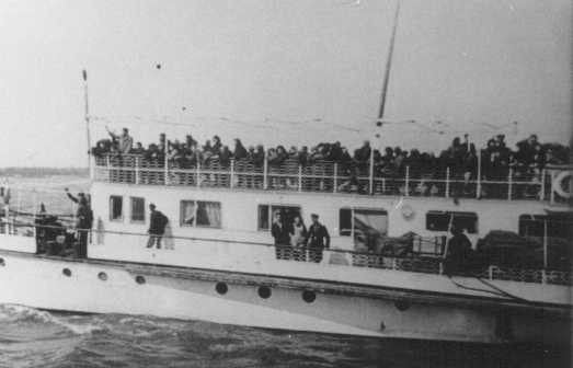 Thracian Jews crowd the upper deck of a deportation ship as it leaves the port of Lom. [LCID: 79719]