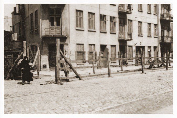 View of the entrance to the Gypsy camp on Brzezinska Street in the Lodz ghetto. [LCID: 38093]
