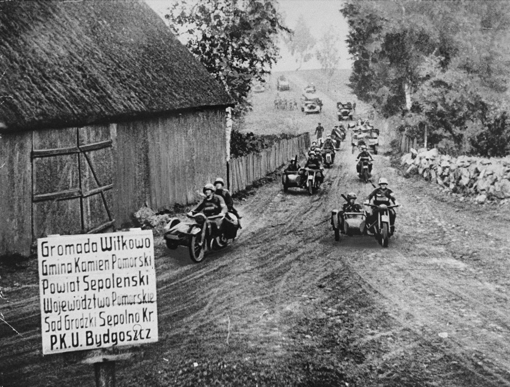Invading German troops approach Bydgoszcz. Poland, September 18, 1939. [LCID: 70010]