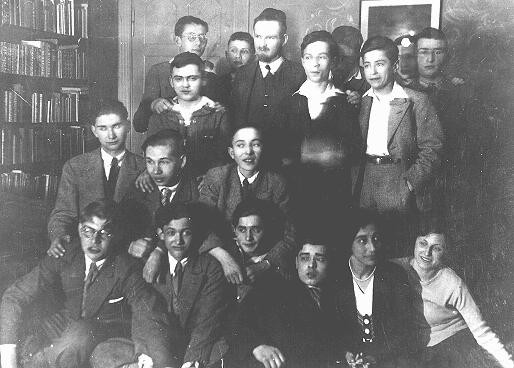 <p>Group of students and staff of a Jewish school in Berlin. Germany, April 1932.</p>