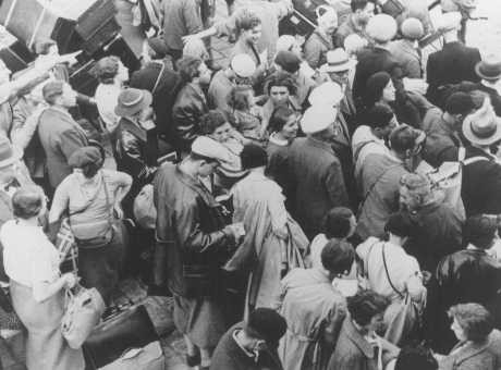  German Jews at a port, emigrating from Germany. Place uncertain, between 1935 and 1939.