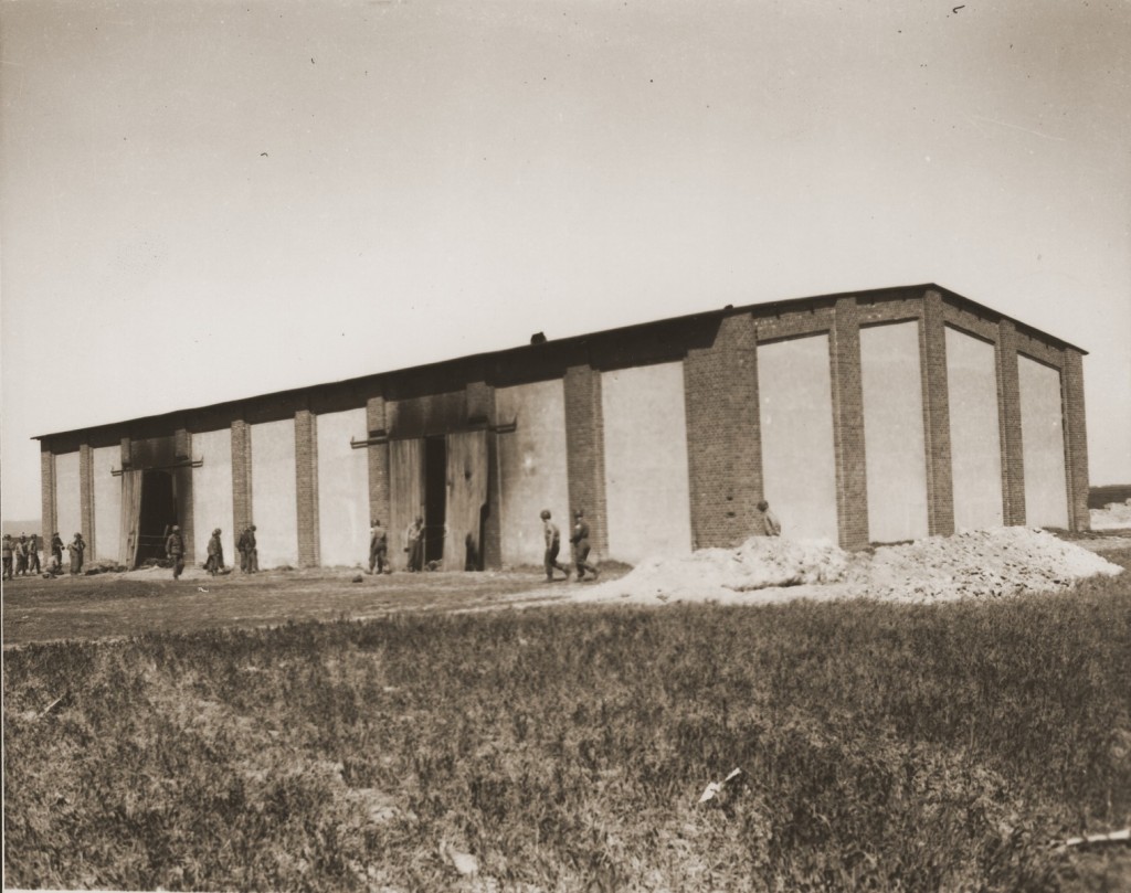 American troops inspect a barn on the outskirts of the town of Gardelegen that was the site of the massacre of over 1,000 concentration ... [LCID: 77460]