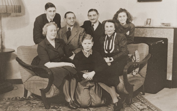 The Jacobsthal family poses with an aunt and uncle who are visiting their home in Amsterdam before emigrating to Chile. [LCID: 32390]