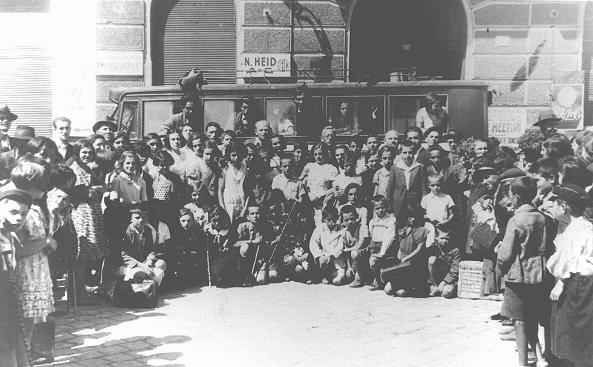 Jewish children leaving for a summer camp organized by the "Yiddisher Shul Verein" (Yiddish school association). [LCID: 88056]