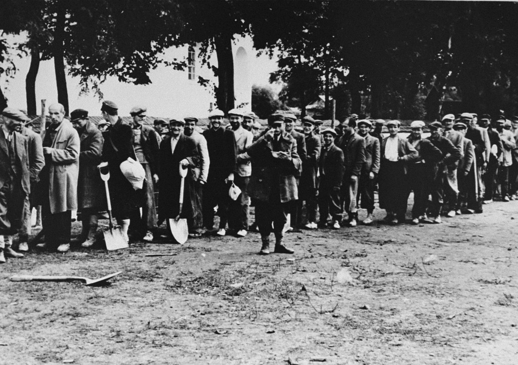 A group of Poles assembled for forced labor. Poland, June 30, 1943. [LCID: 77994]