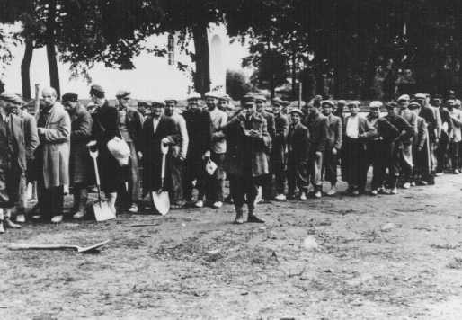  A group of Poles assembled for forced labor. Poland, June 30, 1943. [LCID: 77994]