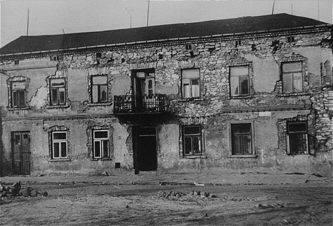  Building housing a German police station where Jews arrested during roundups in the Czestochowa ghetto were held before deportation ... [LCID: 08805]