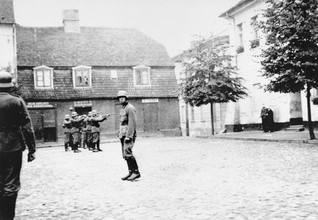 A German firing squad prepares to execute two men in the Konin ghetto.