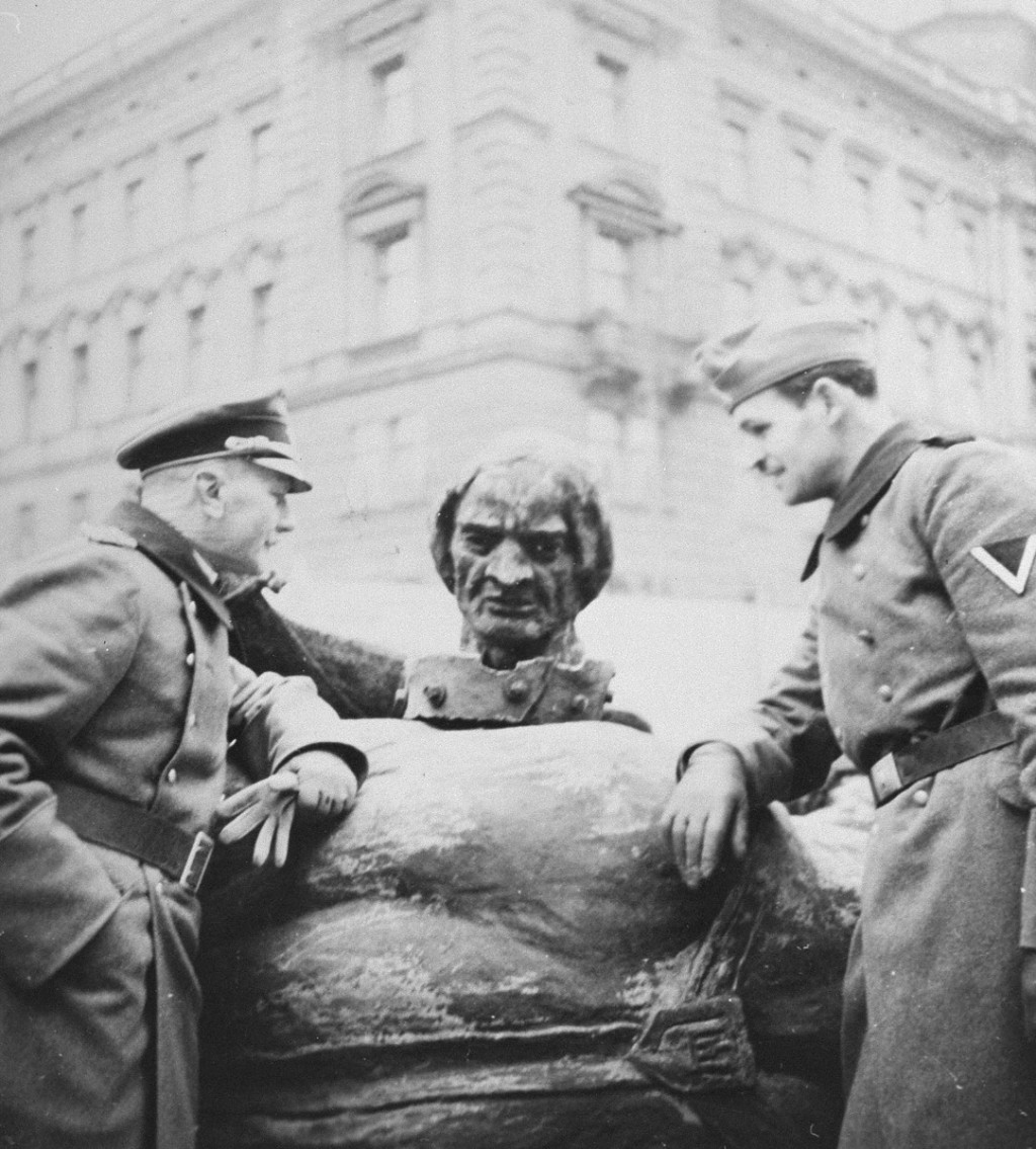The Germans destroyed symbols of the Polish state.