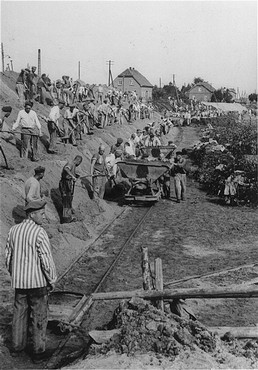 Camp de concentration de Neuengamme : internés au travail forcé construisant le canal Dove-Elbe, Allemagne, 1938-1945. [LCID: 83530]