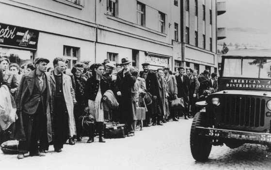 Jewish refugees who fled Poland as part of the postwar mass flight of Jews from eastern Europe (the Brihah) line the streets outside ... [LCID: 70034]