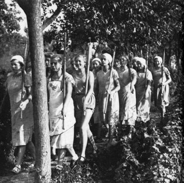A work corps of German women marches to the fields. [LCID: tl215]