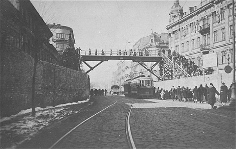 Footbridge over Chlodna Street, connecting two parts of the Warsaw ghetto. [LCID: 80755]