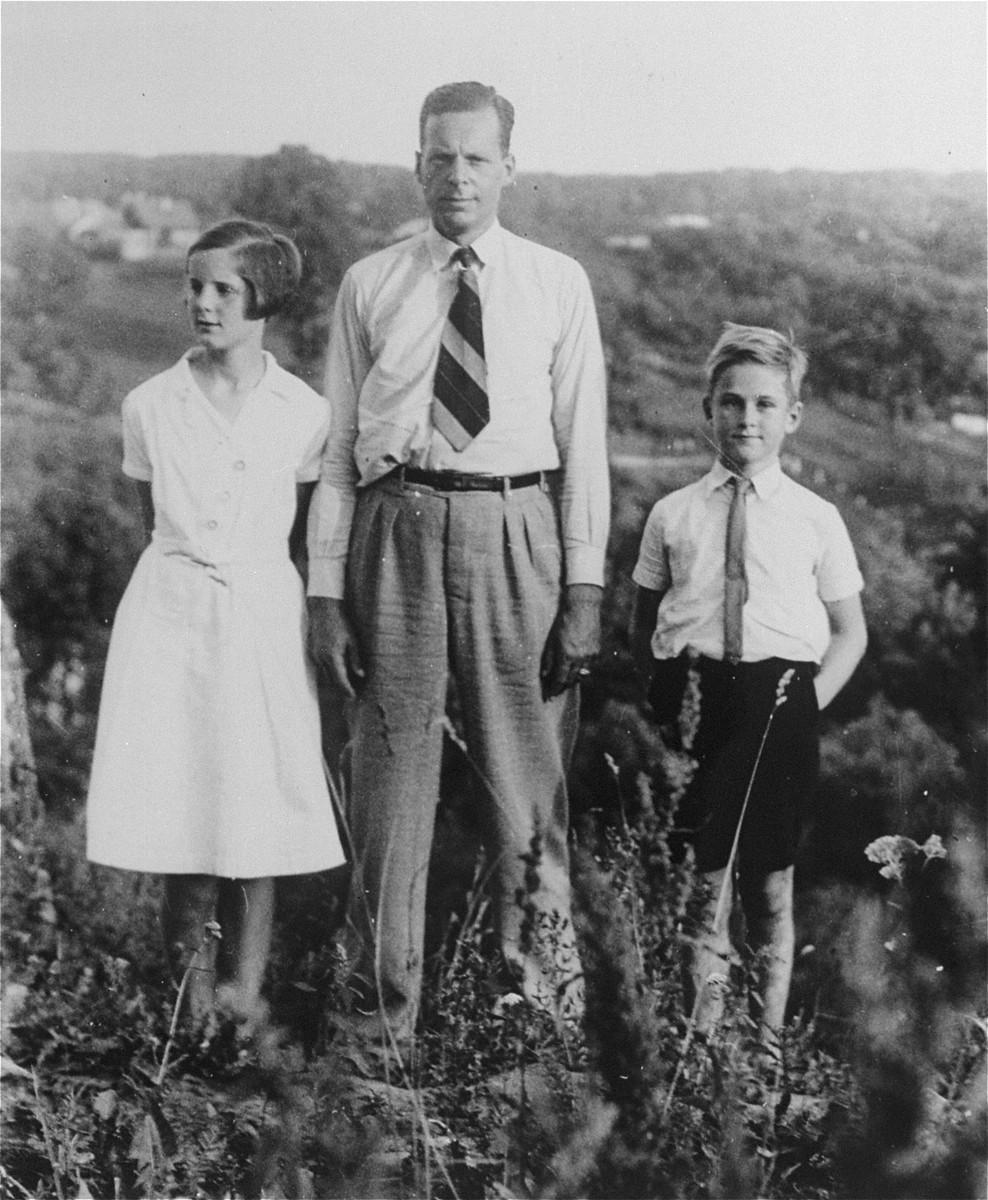 Zwartendijk with his daughter Edith and son Jan, Jr., Kovno, 1939-1940.