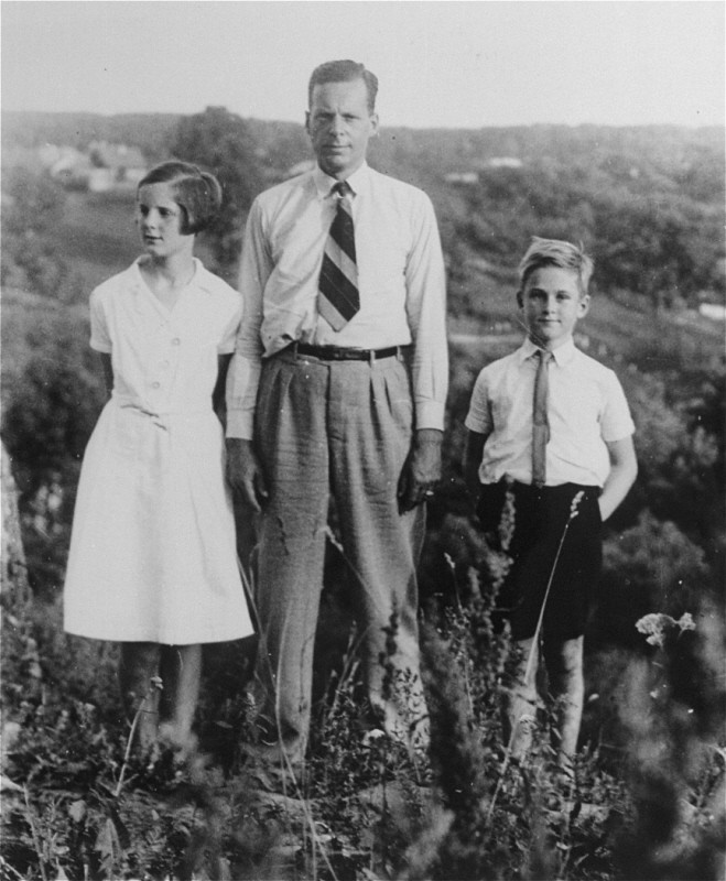 Zwartendijk with his daughter Edith and son Jan, Jr., Kovno, 1939-1940. [LCID: 11777]