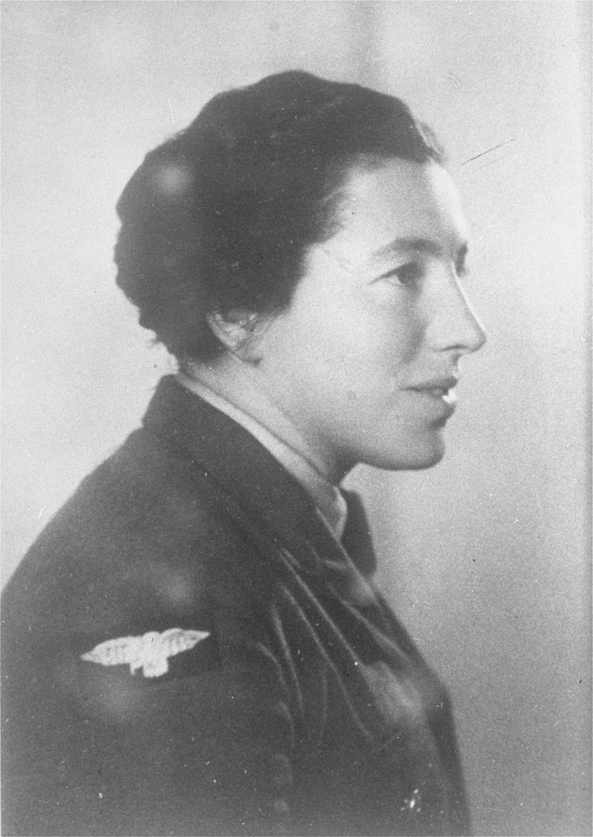 Jewish parachutist Haviva Reik before her mission to aid Jews in Slovakia during the Slovak national uprising. [LCID: 38090]