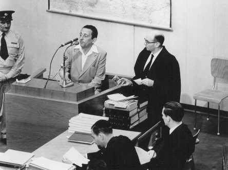 Henryk Ross testifies during Adolf Eichmann's trial.