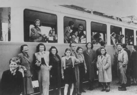 Jews from the "Kasztner train" arrive in Switzerland. [LCID: 77525]