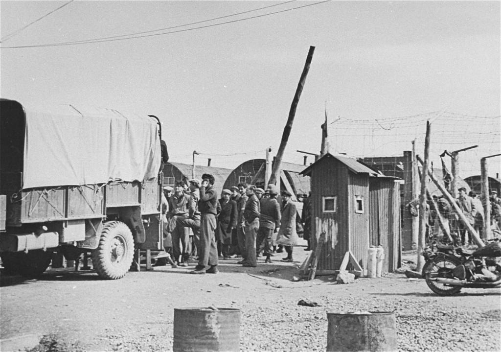 The last group of European Jewish refugees leaves a British detention camp for Israel. [LCID: 69794]