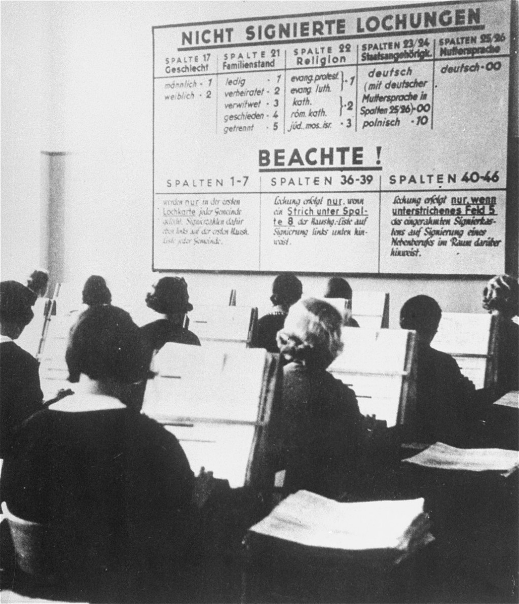 German women at work in the offices of the German Census Bureau. [LCID: 04132]