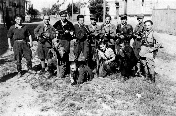 Benjamin Levin (bottom left kneeling) and his partisan group at the liberation of Vilna.