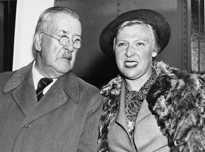 Heinrich Mann and his wife arrive in New Jersey aboard the SS Nea Hellas along with fourteen other refugee writers and their families.