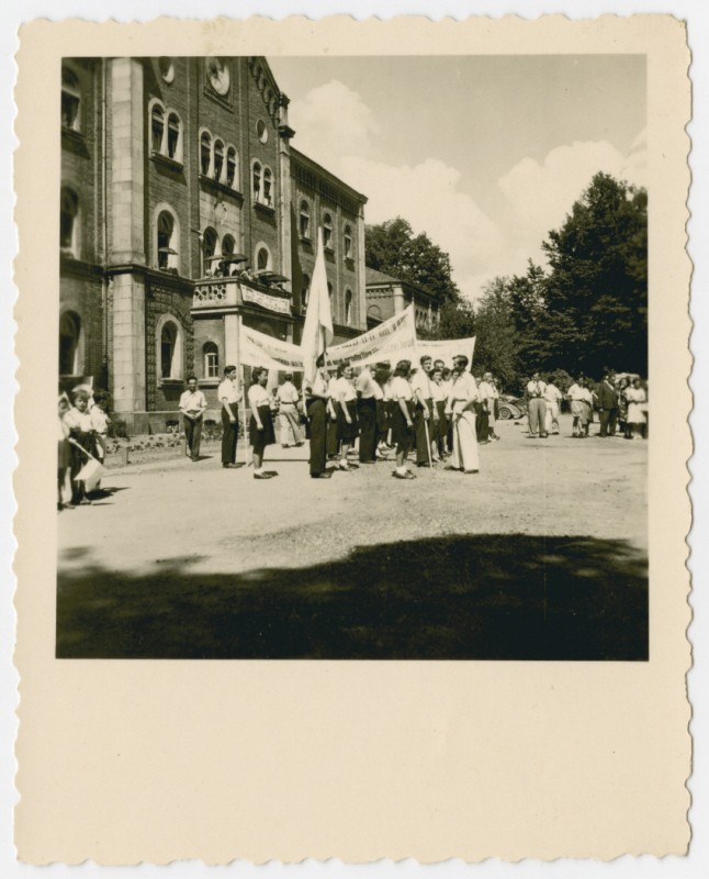 Zionist group gather with banners outside the Deggendorf displaced persons camp to demonstrate for Jewish immigration to Palestine. [LCID: 70582]