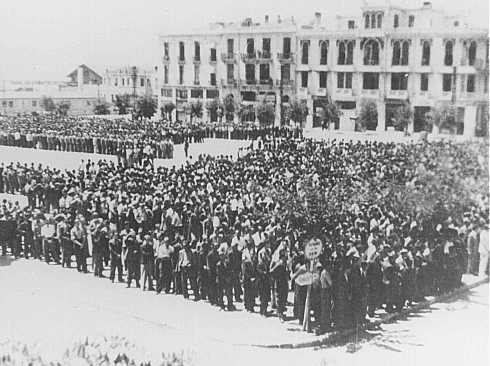 Some 7,000 Jewish men ordered to register for forced labor assemble in Liberty Square in German-occupied Salonika. [LCID: 33097]