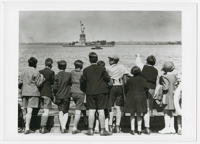<p>Children aboard the President Harding look at the Statue of Liberty as they pull into New York harbor. They were brought to the United States by <a href="/narrative/11830">Gilbert and Eleanor Kraus</a>. New York, United States, June 1939.</p>