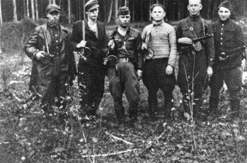 <p>گروهی از پارتیزان های یهودی در جنگل رودنیکی، نزدیک ویلنا، بین سالهای 1942 تا 1944.</p>