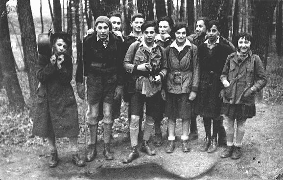 Membres du mouvement de jeunesse juif Blau-Weiss (Bleu-blanc), un groupe sioniste, lors d’une excursion dans les Alpes autrichiennes. [LCID: 00697]