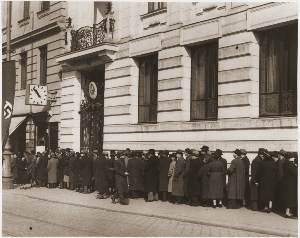 Jews seeking emigration visas line up in front of the Polish consulate in Vienna. [LCID: 00227]