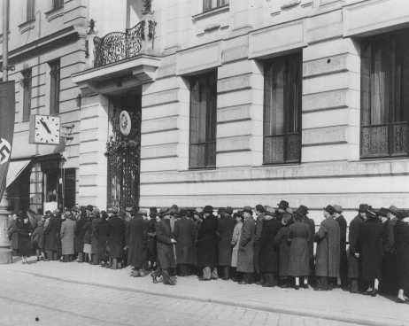 Jews seeking emigration visas line up in front of the Polish consulate in Vienna. [LCID: 00227]