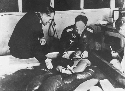 Victime des expériences médicales nazies plongée dans de l’eau glacée au camp de concentration de Dachau. [LCID: 45428]