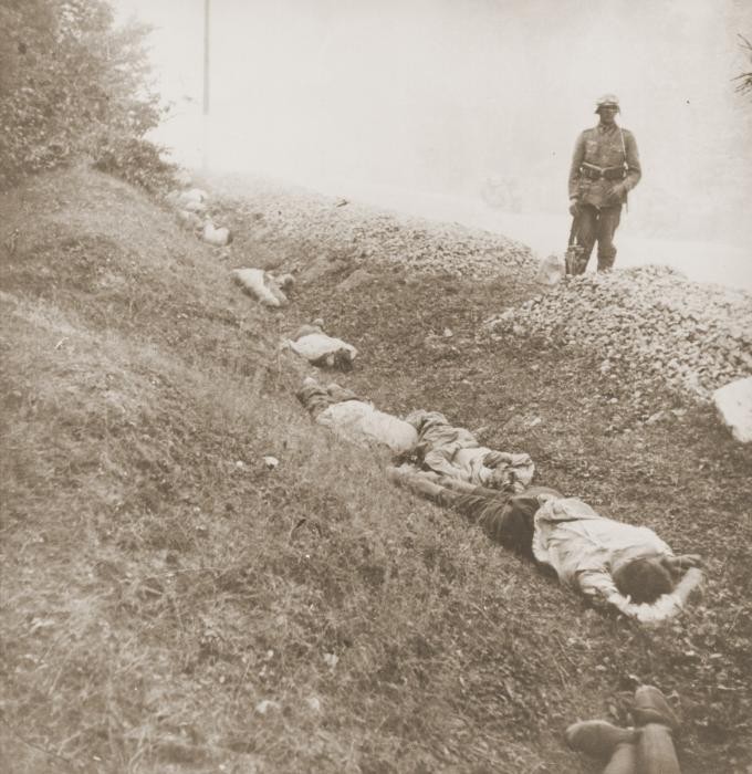Execution of Polish POWs near Ciepielow in September 1939