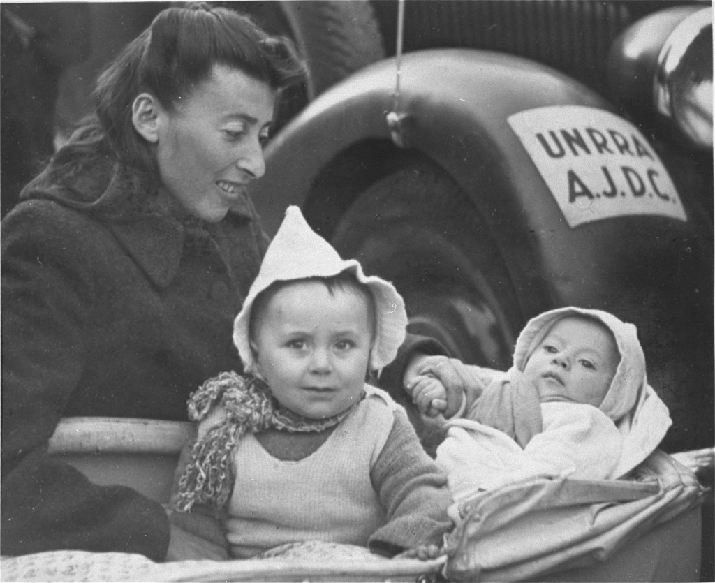 Polish Jewish refugees arriving at Babenhausen displaced persons camp, where the Joint Distribution Committee and the United Nations ... [LCID: 43122]