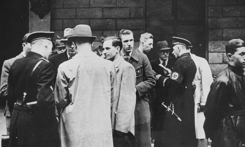 SS and Nazi police prepare for a raid on the Jewish community offices in Vienna. [LCID: 65636a]