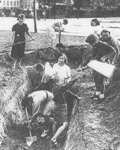Men, women, and children dig defense ditches during the German siege of Warsaw. [LCID: 25048]