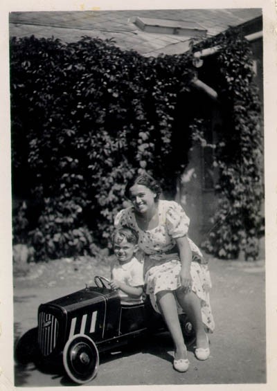 Thomas in his toy car, 1936. [LCID: buerg21]